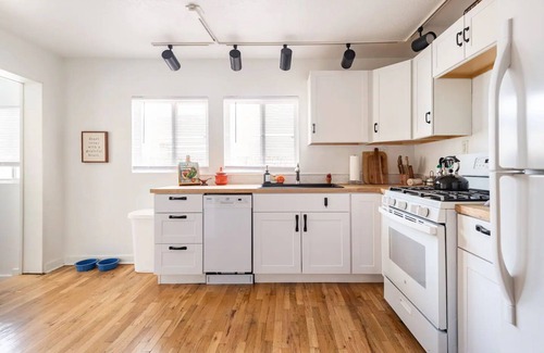 Nob Hill Casa | Comfortable Beds+Work Space+Fenced Yard+Full Kitchen+Fire pit+Cookies