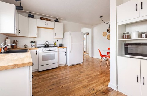 Nob Hill Casa | Comfortable Beds+Work Space+Fenced Yard+Full Kitchen+Fire pit+Cookies
