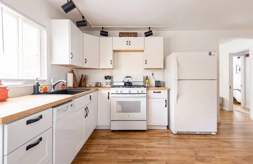 Nob Hill Casa | Comfortable Beds+Work Space+Fenced Yard+Full Kitchen+Fire pit+Cookies