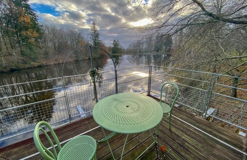 Villefavard Cabina | Comfortable cabin over a pond, private access, pontoon.