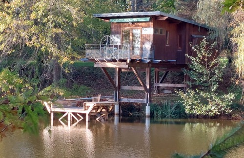 Villefavard Cabina | Comfortable cabin over a pond, private access, pontoon.