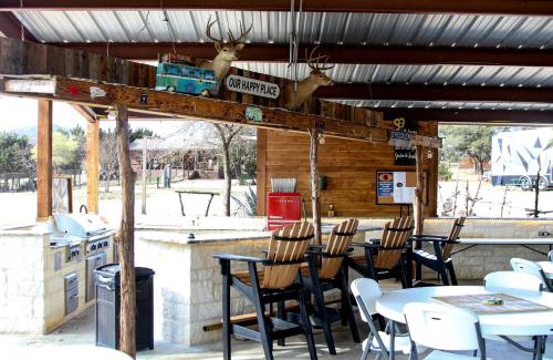 Pipe Creek Casa | Comfortable Cabin Rental with Pool Access near San Antonio, Texas