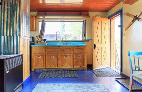 Taos Cabina | Comfortable Casita centrally located to the myriad of experiences here in Taos!