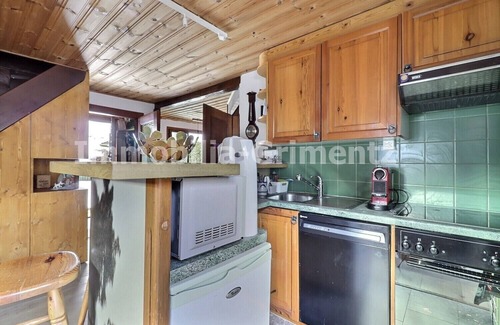 Lauenen Bei Gstaad Chalet De Esquí | Comfortable chalet on 3 levels for 5 people in Mayoux, living room with wood-burner, kitchen area wi