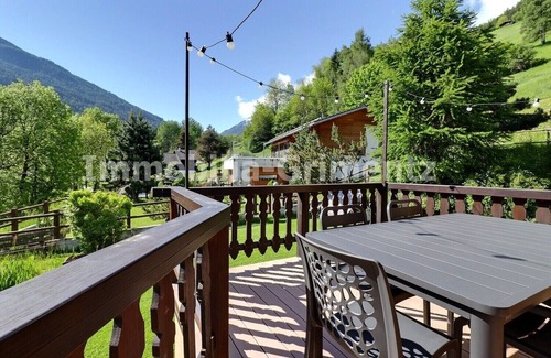 Lauenen Bei Gstaad Chalet De Esquí | Comfortable chalet on 3 levels for 5 people in Mayoux, living room with wood-burner, kitchen area wi