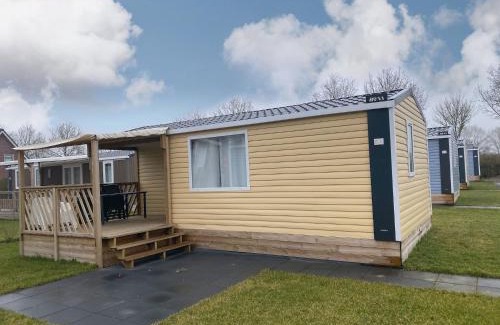 Koudekerke Chalet De Esquí | Comfortable chalet with microwave on a holiday park 1 km from the beach