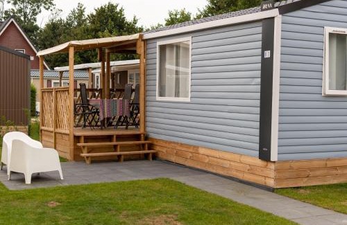 Koudekerke Chalet De Esquí | Comfortable chalet with microwave on a holiday park 1 km from the beach