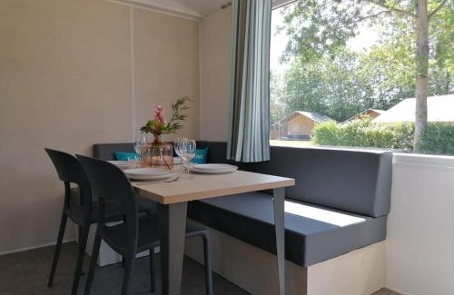 Koudekerke Chalet De Esquí | Comfortable chalet with microwave on a holiday park 1 km from the beach