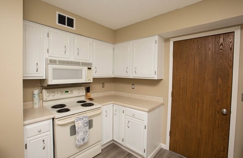 Merriam Casa | ⭐️Comfortable✅Clean✅ Central✅!Stylish✅!PetFriendly⭐️Backyard⭐️Grill