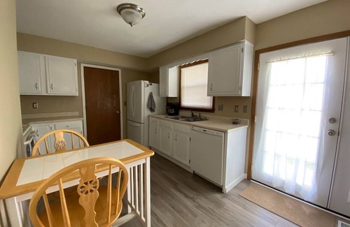 Merriam Casa | ⭐️Comfortable✅Clean✅ Central✅!Stylish✅!PetFriendly⭐️Backyard⭐️Grill