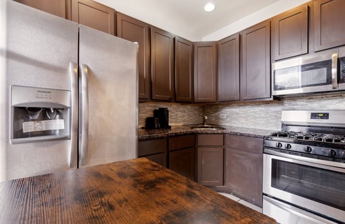 Grand Boulevard Condominio | Comfortable Condo in the Heart of Bronzeville by RedAwning