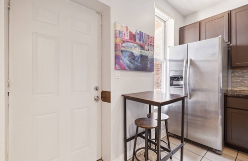 Grand Boulevard Condominio | Comfortable Condo in the Heart of Bronzeville by RedAwning