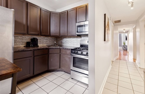 Grand Boulevard Condominio | Comfortable Condo in the Heart of Bronzeville by RedAwning