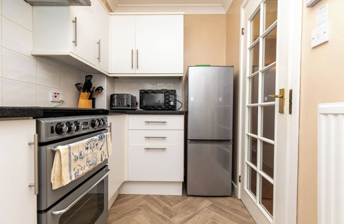 Crynant Casa | Comfortable, Cosy & Spacious Entire Holiday home in Llanelli. Pet Friendly.