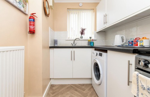 Crynant Casa | Comfortable, Cosy & Spacious Entire Holiday home in Llanelli. Pet Friendly.