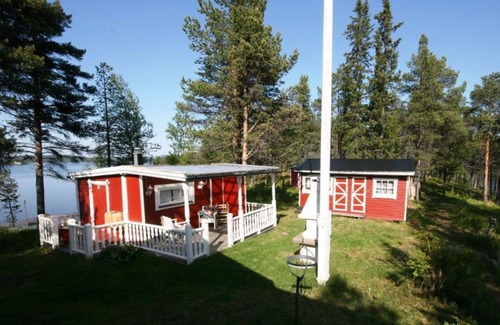 Kurravaara Casa | Comfortable cottage surrounded by water, fantastic scenery and in private location