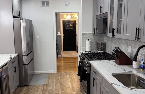 Queens Casa | Comfortable cozy 3-bedroom house with WiFi, AC, pool table, in Queens NY.