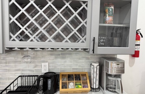 Queens Casa | Comfortable cozy 3-bedroom house with WiFi, AC, pool table, in Queens NY.