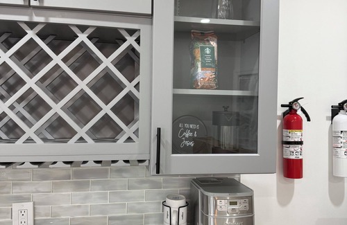 Queens Casa | Comfortable cozy 3-bedroom house with WiFi, AC, pool table, in Queens NY.