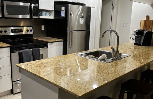 Connaught Condominio | Comfortable, cozy modern condo 2 bedrooms, 2 bath and an office. Great location.