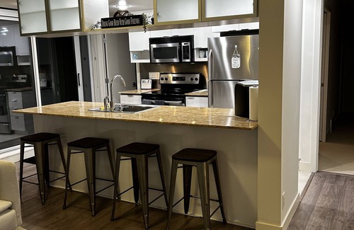 Connaught Condominio | Comfortable, cozy modern condo 2 bedrooms, 2 bath and an office. Great location.