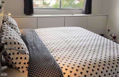 Gradignan Apartamento | Comfortable designer apartment (Free Parking) 10 minutes from Bordeaux