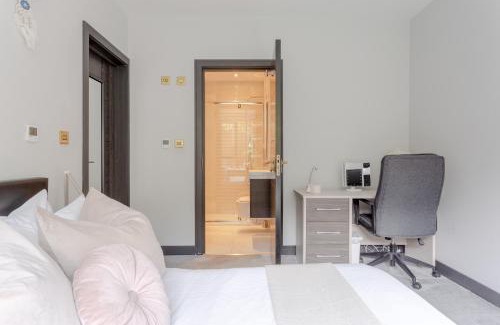 Brondesbury Park Casa | Comfortable Embankment House