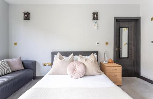 Brondesbury Park Casa | Comfortable Embankment House