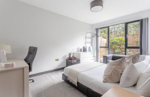 Brondesbury Park Casa | Comfortable Embankment House