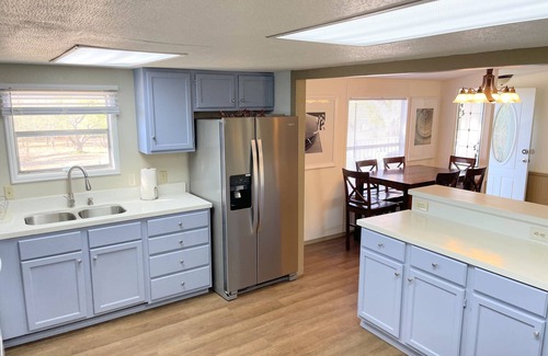 New Braunfels Casa | Comfortable Family Gathering 4B2B with Hot Tub RV LOT