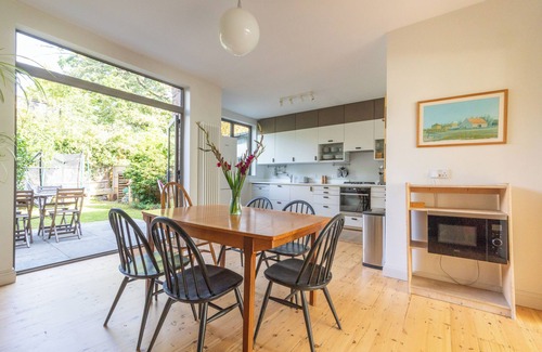 Leyton Casa | Comfortable Family Home with Lots of Space