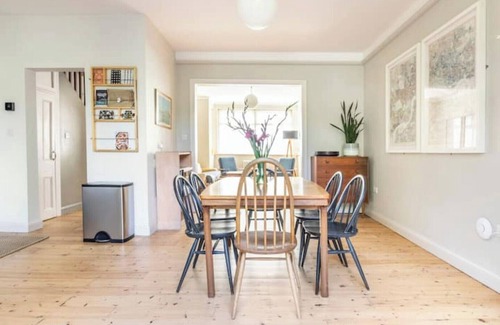 Leyton Casa | Comfortable Family Home with Lots of Space