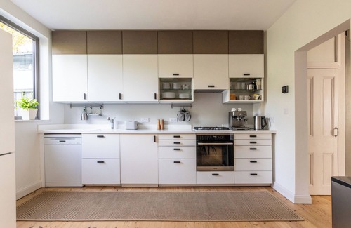 Leyton Casa | Comfortable Family Home with Lots of Space