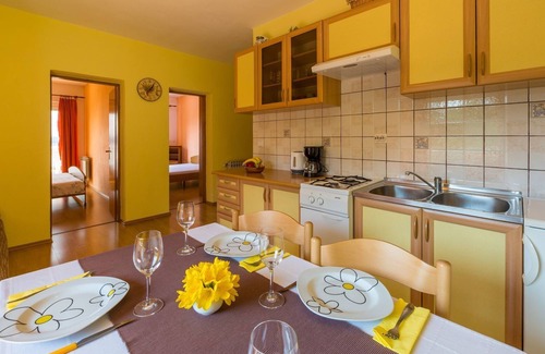 Dramalj Apartamento | Cómodo apartamento con vistas al mar, zona de barbacoa, jardín, aparcamiento privado