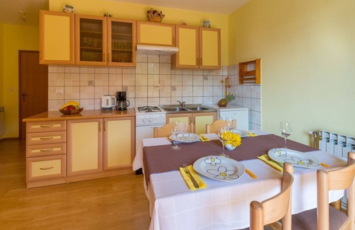 Dramalj Apartamento | Cómodo apartamento con vistas al mar, zona de barbacoa, jardín, aparcamiento privado