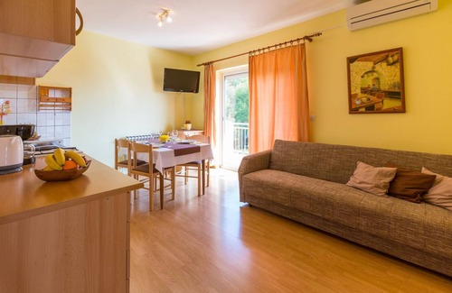 Dramalj Apartamento | Cómodo apartamento con vistas al mar, zona de barbacoa, jardín, aparcamiento privado
