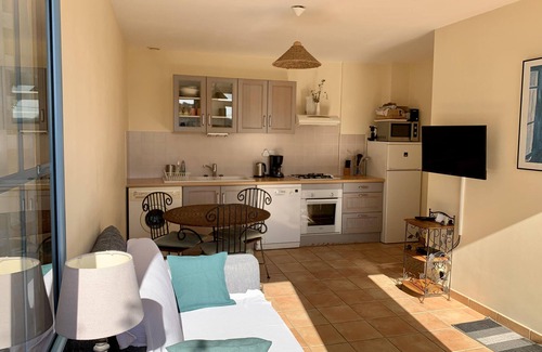 Calviac-en-Perigord Cabaña | Cómoda casa de campo en una zona boscosa junto a la piscina cerca de Sarlat