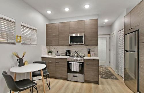 Lakewood-Balmoral Apartamento | Comfortable & Furnished Studio Apt with Wi-Fi - Magnolia CH