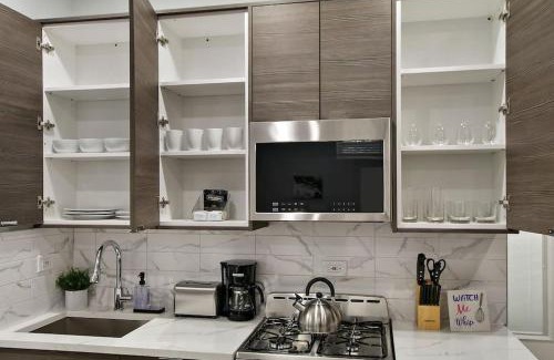 Lakewood-Balmoral Apartamento | Comfortable & Furnished Studio Apt with Wi-Fi - Magnolia CH