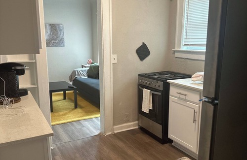 Springfield Apartamento | Comfortable Historic Home w/Full Kitchen + Laundry