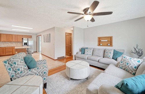 Lincoln Casa | Comfortable Home Away with Wi-fi + Po