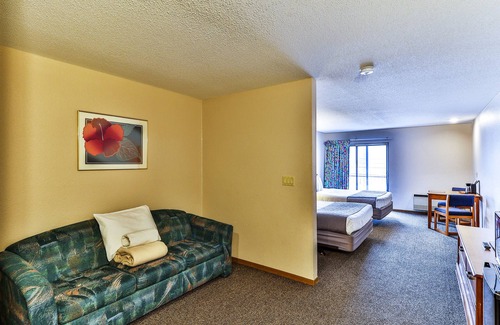 Wisconsin Dells Hotel | Comfortable Hotel Room @ Polynesian Hotel