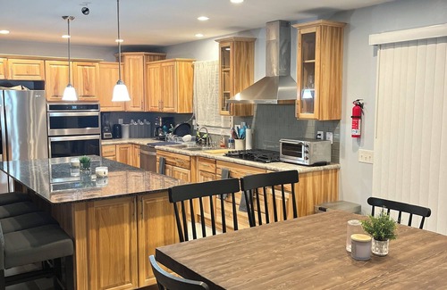 Gilford Casa | Comfortable House w/ Private Gym + back Deck