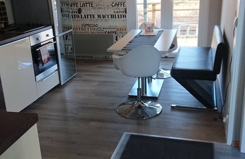 Muberg Casa | Casa confortable con su propia terraza en el lago.