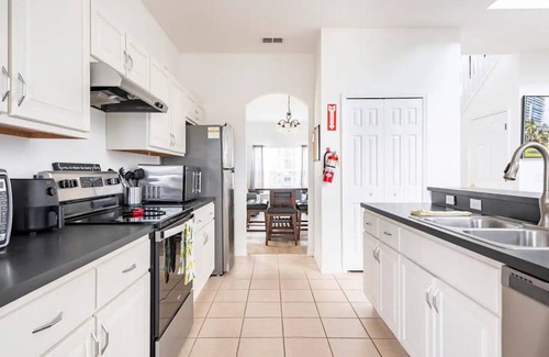 Kissimmee Casa | Comfortable house with hot tub, minutes away from theme parks