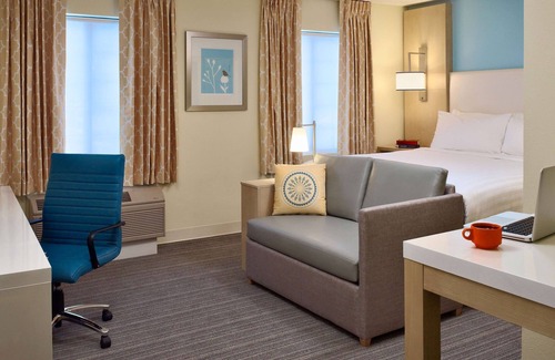 The Galleria Hotel | Comfortable King Stay! Free Parking, Close to Rienzi Mansion and Gardens!