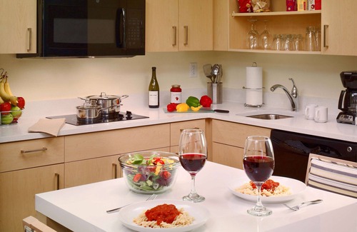 The Galleria Hotel | Comfortable King Stay! Free Parking, Close to Rienzi Mansion and Gardens!