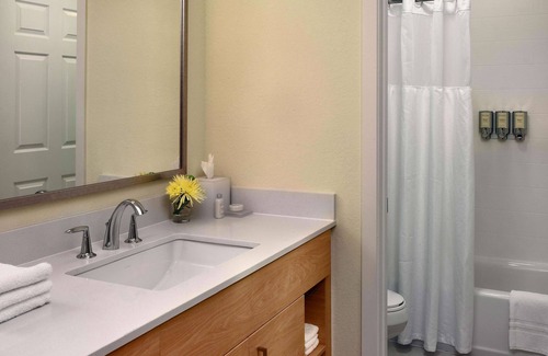 The Galleria Hotel | Comfortable King Stay! Free Parking, Close to Rienzi Mansion and Gardens!