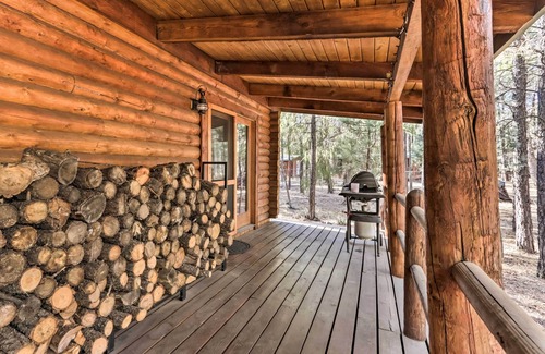 Pinetop-Lakeside Cabaña | Comfortable Lakeside Log Cabin - Hike, Swim & Ski!
