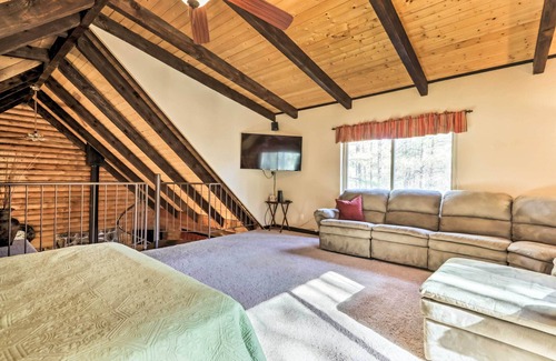 Pinetop-Lakeside Cabaña | Comfortable Lakeside Log Cabin - Hike, Swim & Ski!